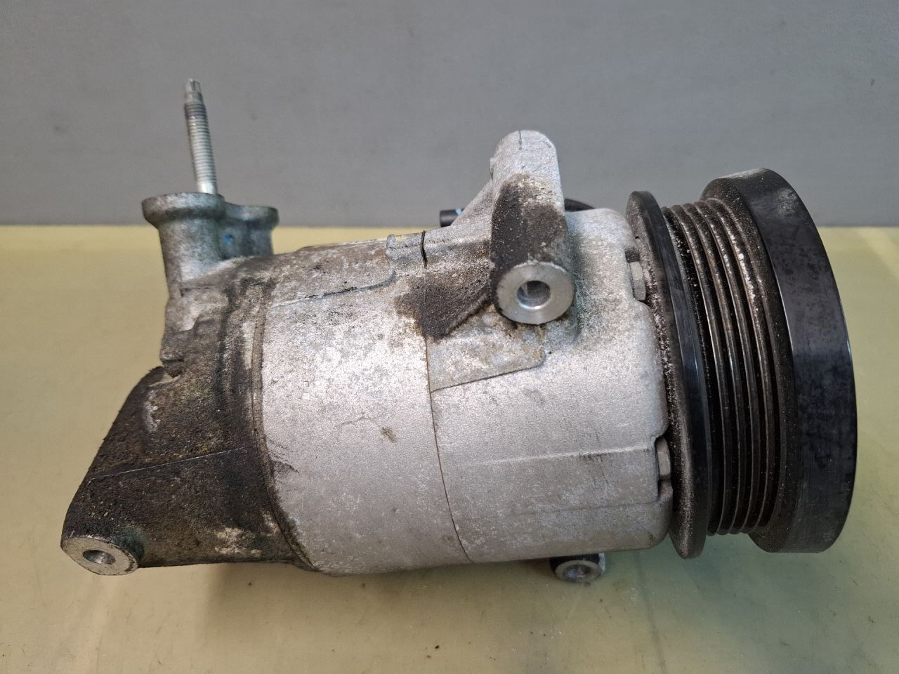 компрессор кондиционера Chevrolet Equinox 3 поколение 2018, 2.0 л., бензин, АКПП, передний привод, 23249242 - фото №1