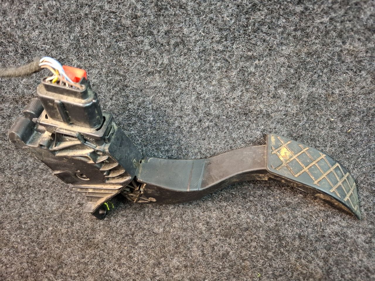 педаль Volkswagen Jetta 7 поколение 2021, 1.4 л., бензин, АКПП, серый, передний привод, 5QM.723.503. - фото №1