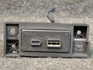 разъем AUX / USB Chevrolet Trax 2 поколение 2025, 1.2 л., бензин, АКПП, серый, хетчбэк 5 дв., передний привод, 13549946
