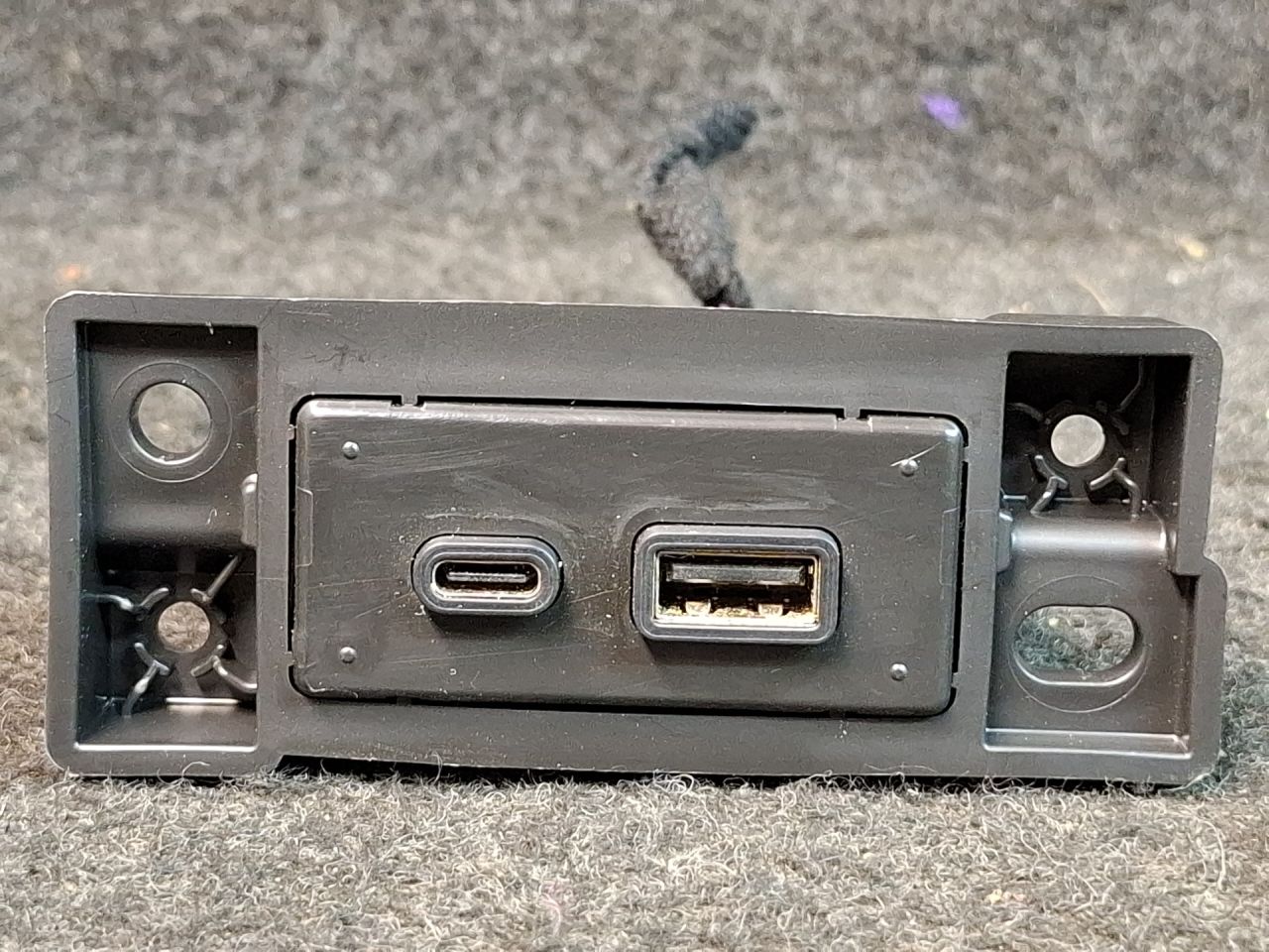 разъем AUX / USB Chevrolet Trax 2 поколение 2025, 1.2 л., бензин, АКПП, серый, хетчбэк 5 дв., передний привод, 13549946 - фото №1