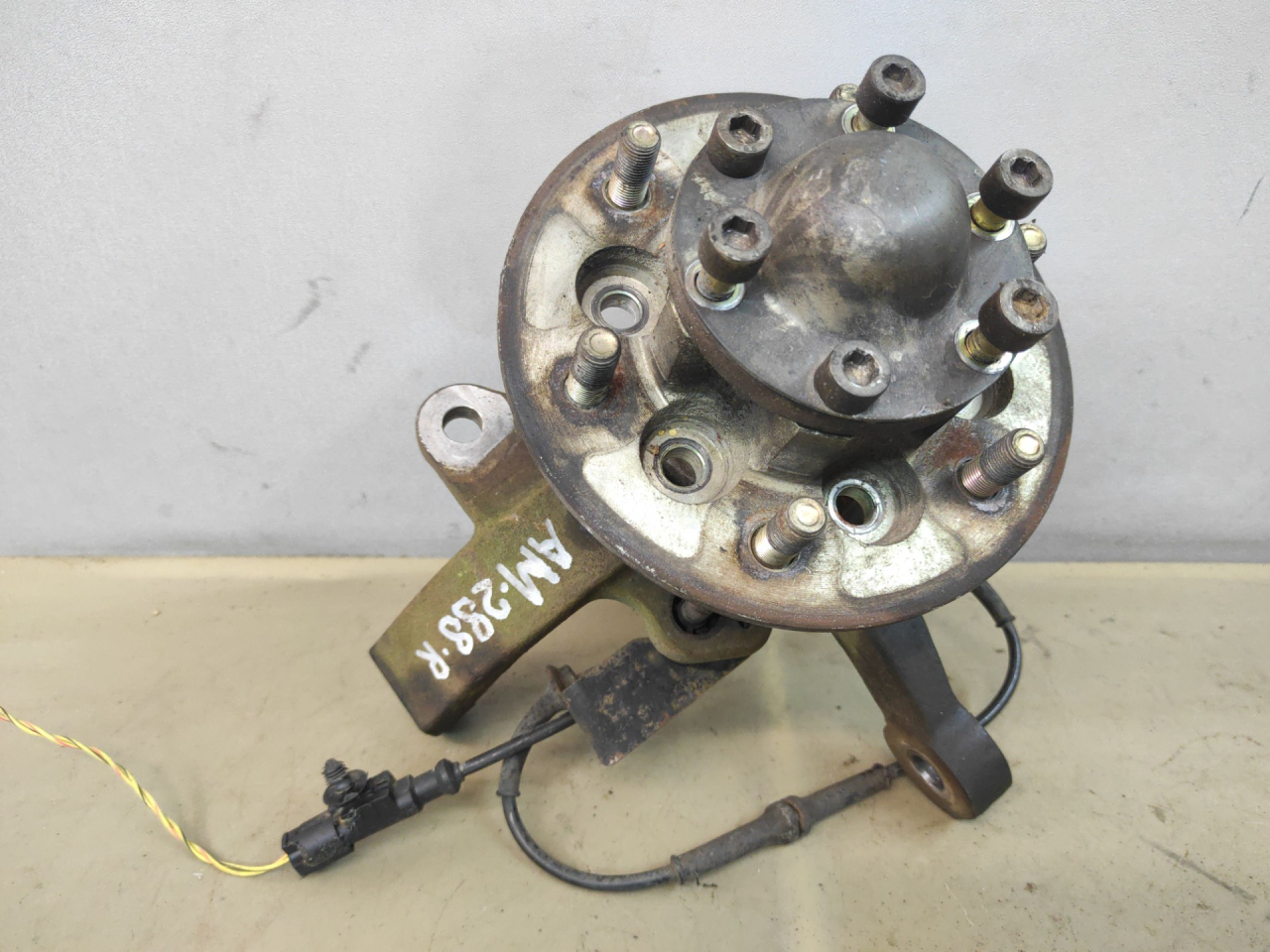 кулак поворотный левый Great Wall Hover H5 1 поколение 2013, 2.0 л., дизель, АКПП, синий, внедорожник 5 дв., правый руль - фото №1