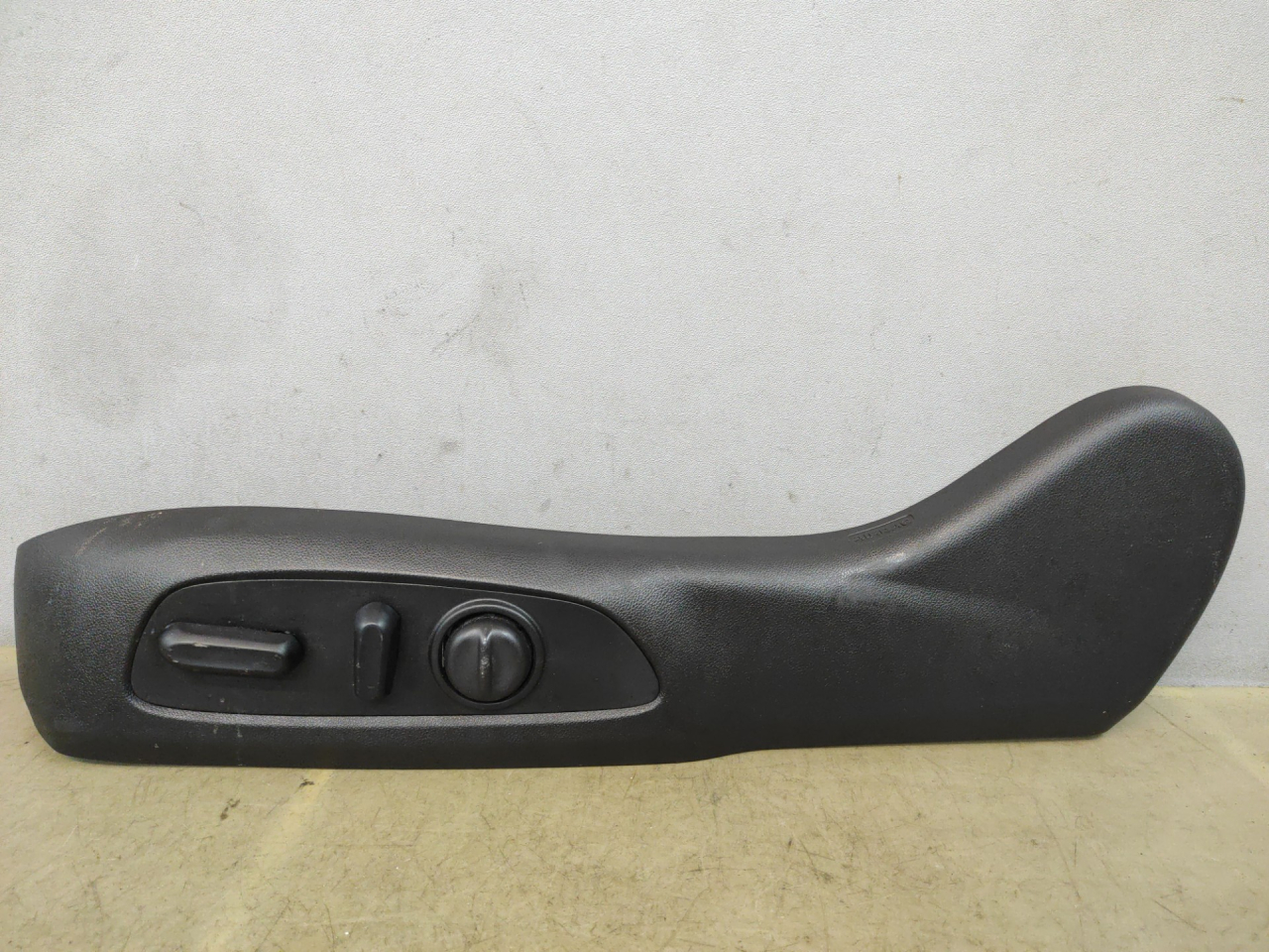 блок управления сиденьем Chevrolet Equinox 3 поколение 2019, 1.5 л., бензин, АКПП, белый 140х, минивэн, передний привод, 84445926 - фото №1