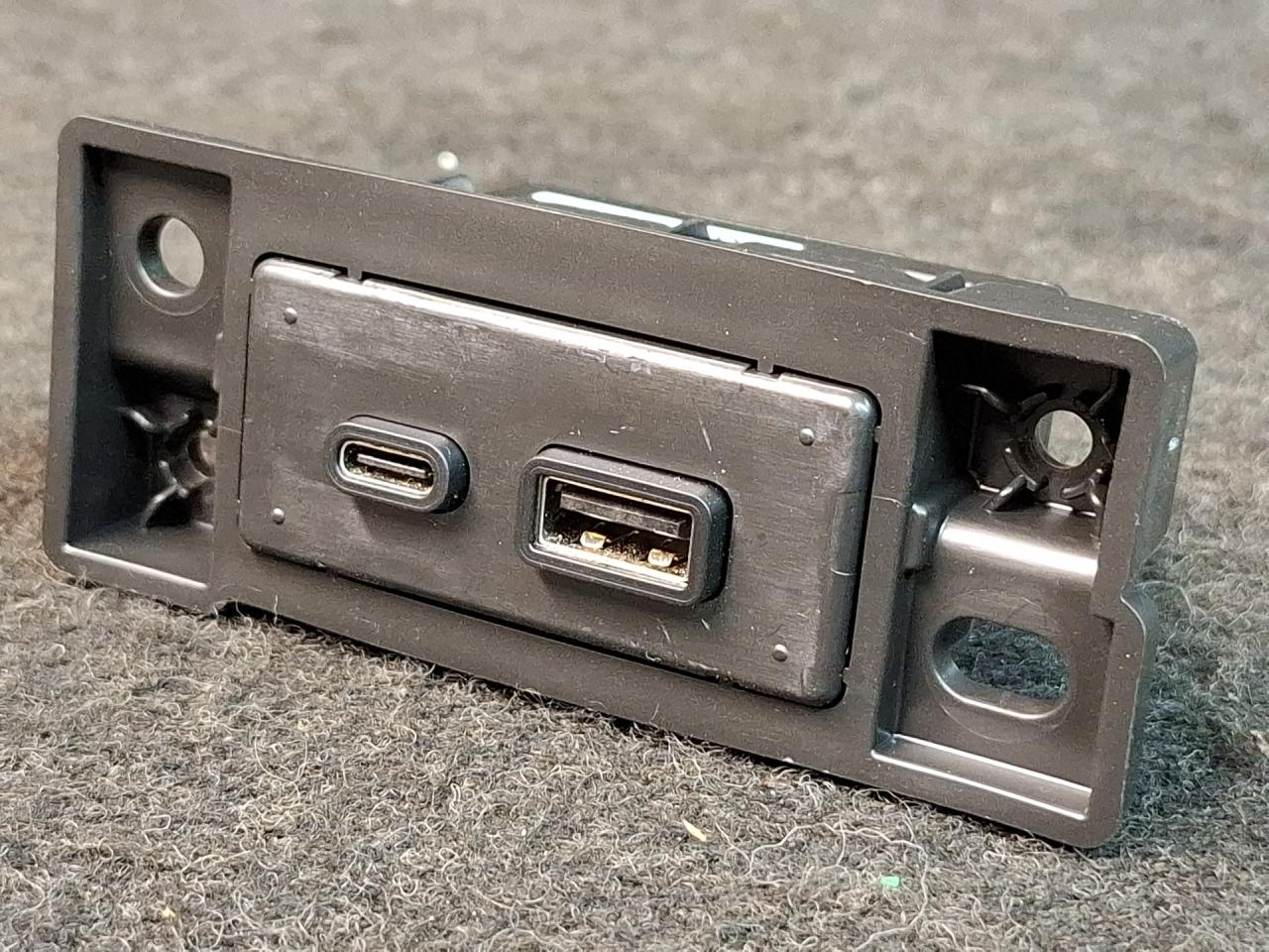 разъем AUX / USB Buick Envista 1 поколение 2024, 1.2 л., бензин, АКПП, синий, хетчбэк 5 дв., передний привод, 13549946 - фото №1