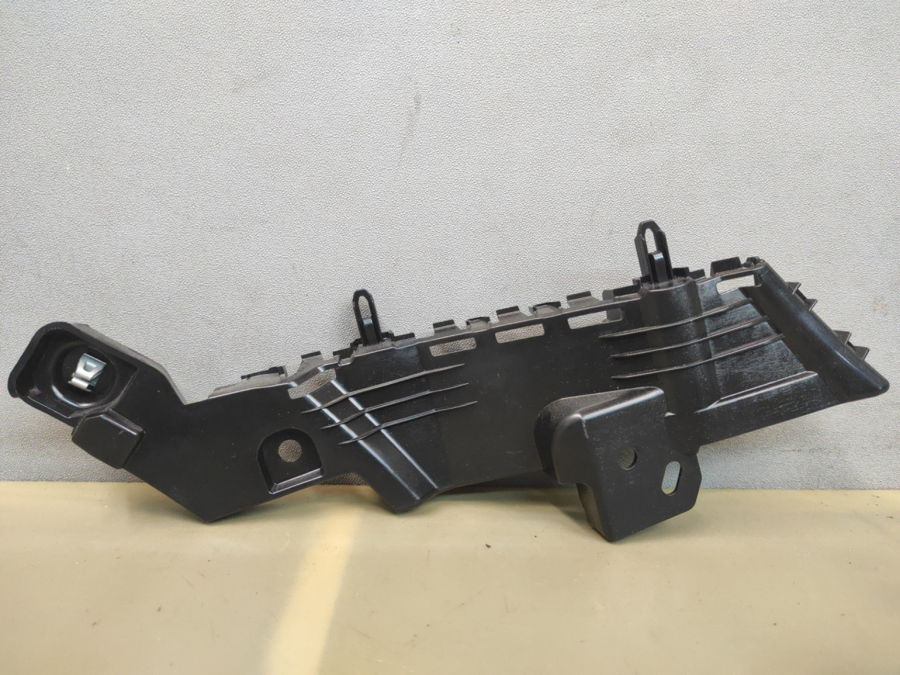 Крепление бампера переднего Buick Encore GX 1 поколение 2022, 42713980 - фото №1