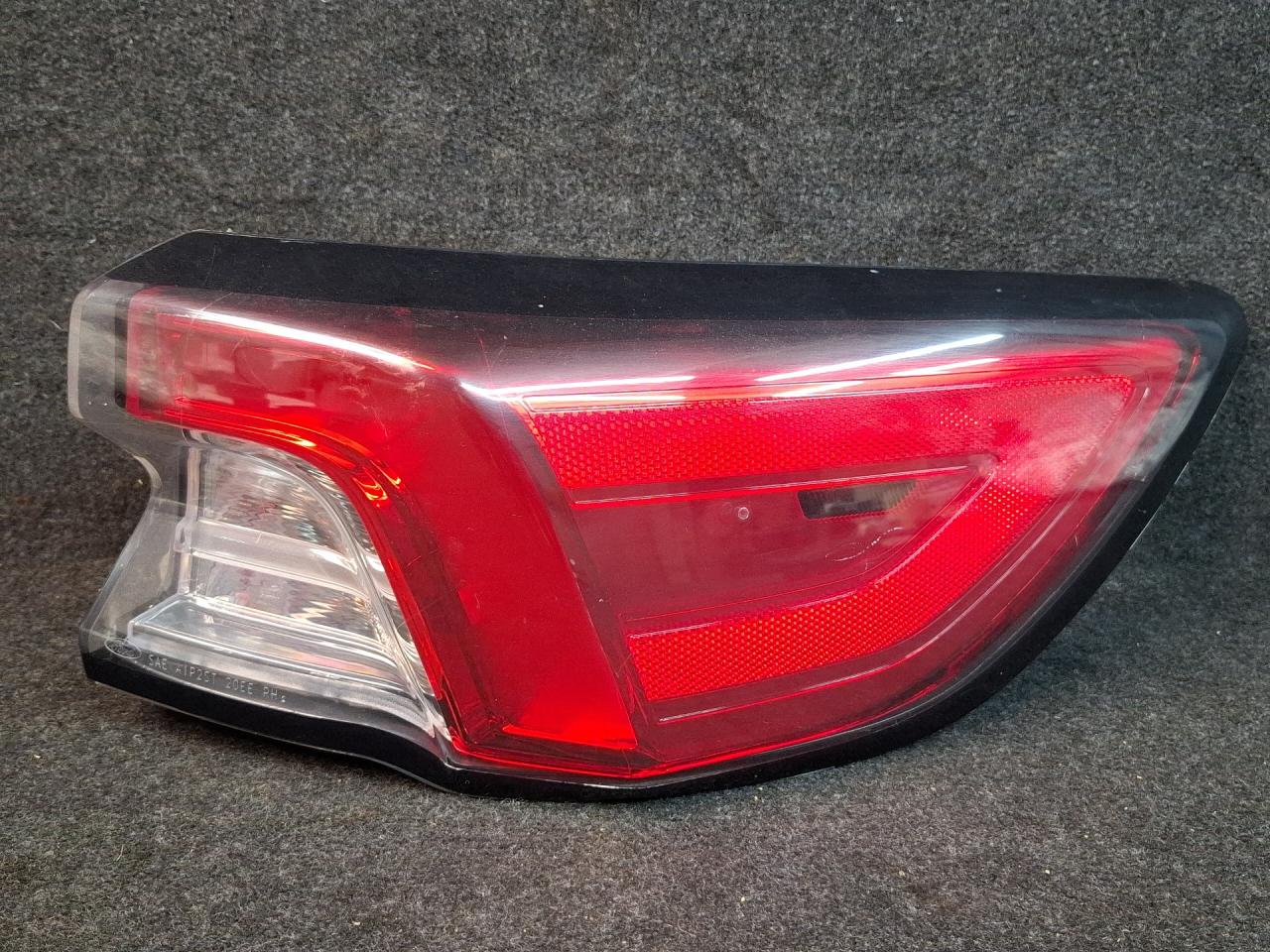 фонарь задний правый Ford Escape 4 поколение CX482 2020, 2.0 л., бензин, АКПП, белый az, внедорожник 5 дв., полный привод, LJ6B-13404-AG - фото №1