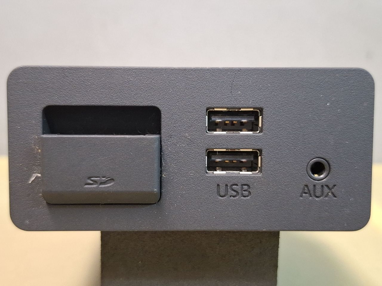 разъем AUX / USB Mazda CX-5 2 поколение KF 2018, 2.5 л., PYY1, бензин, АКПП, серый/46g, внедорожник 5 дв., полный привод, D09H669U0B - фото №1