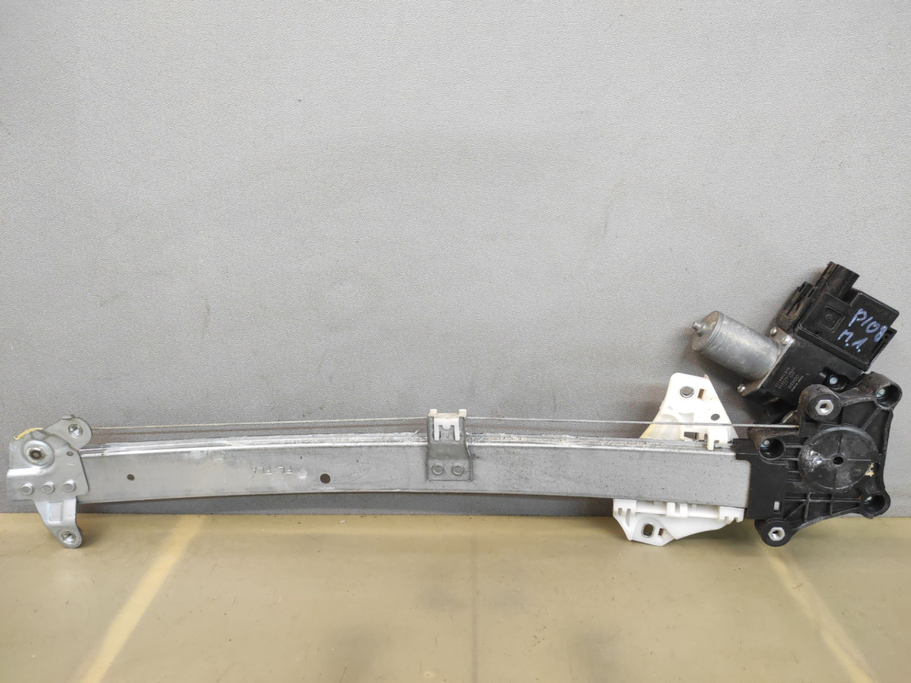 стеклоподъемник передний левый Subaru Impreza 5 поколение (GK/GT) 2019, 2.0 л., бензин, вариатор, серый, седан, полный привод - фото №1