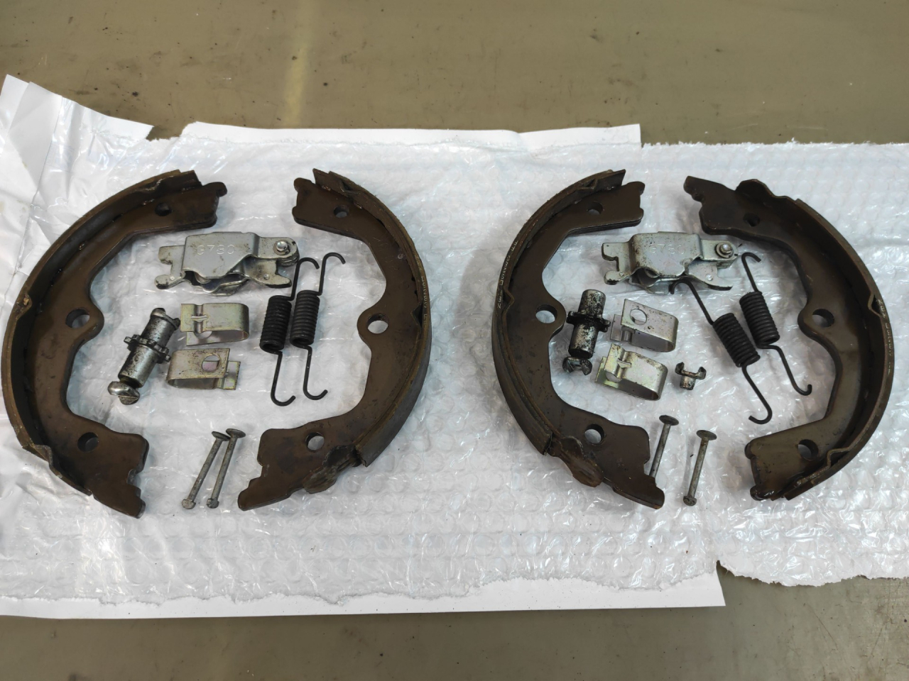 колодки стояночного тормоза Honda Accord 8 поколение CU2 2010, 2.4 л., K24Z3, бензин, АКПП, серый, седан, передний привод, правый руль - фото №1