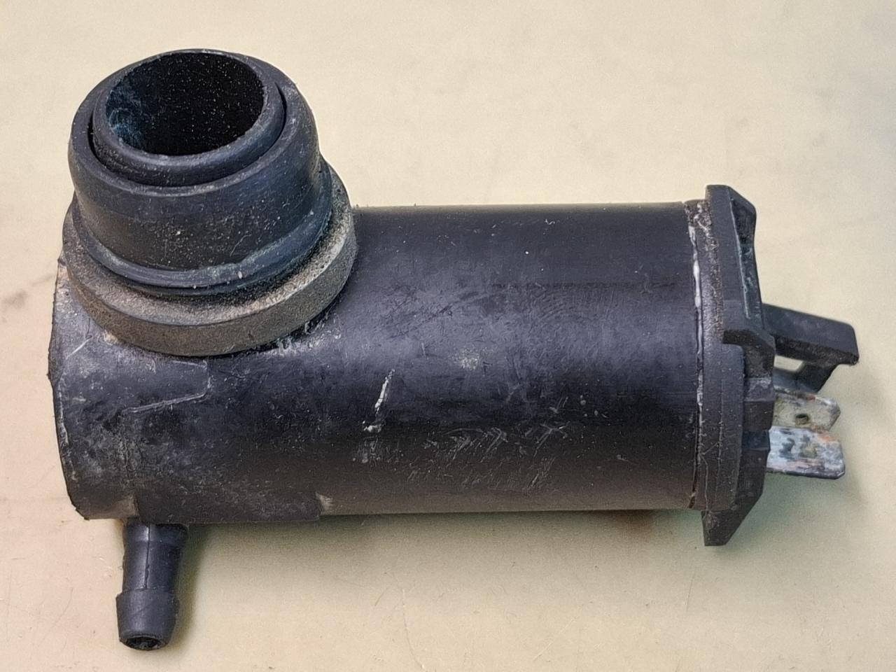 насос (моторчик) омывателя стекла Mazda 323F BJ 2000, 2.0 л., RF3F, дизель, МКПП, хетчбэк 5 дв., передний привод, P19-0014D50 - фото №1