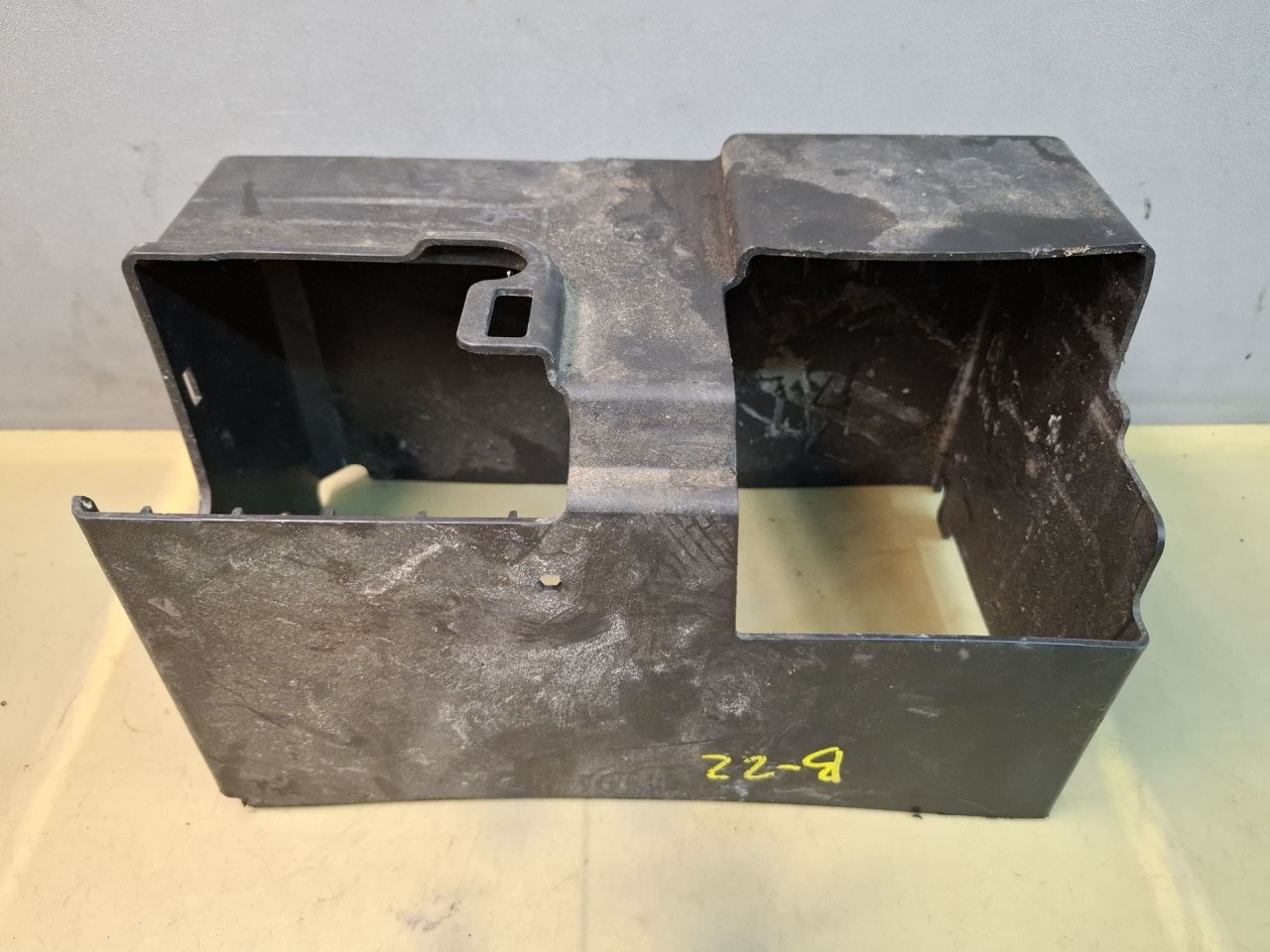 кожух аккумулятора Chevrolet Malibu 9 поколение 2018, 1.5 л., бензин, АКПП, бордовый, передний привод - фото №1