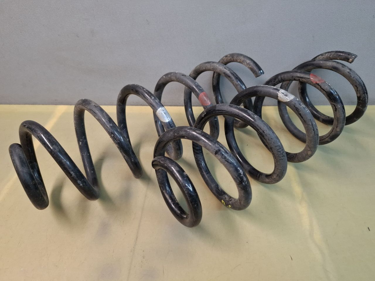 пружина задняя Mazda CX-5 2 поколение KF 2018, 2.5 л., PYY1, бензин, АКПП, серый/46g, внедорожник 5 дв., полный привод - фото №1