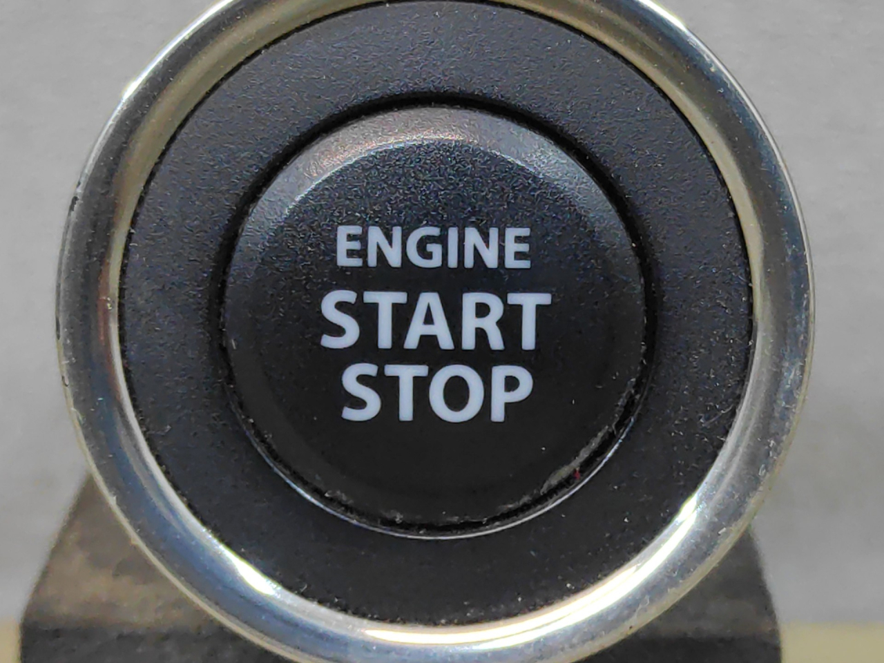 кнопка запуска двигателя Suzuki Kizashi 1 поколение 2012, 2.4 л., J24B, бензин, АКПП, красный, седан, полный привод, 10R034940, 3729057L00 - фото №1