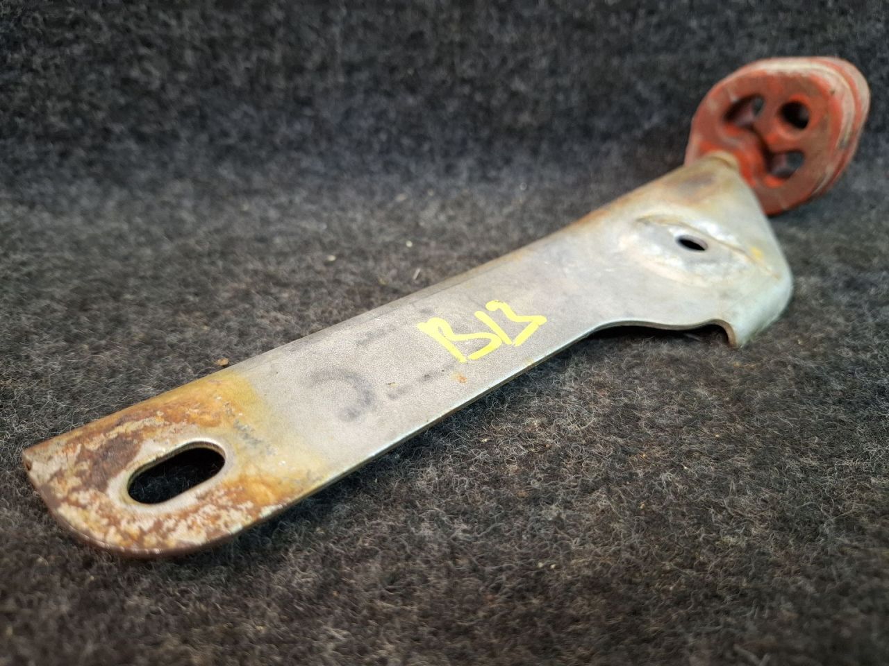 кронштейн глушителя Volkswagen Jetta 7 поколение 2021, 1.4 л., бензин, АКПП, серый, передний привод, 82719862, LX615A261MA - фото №1