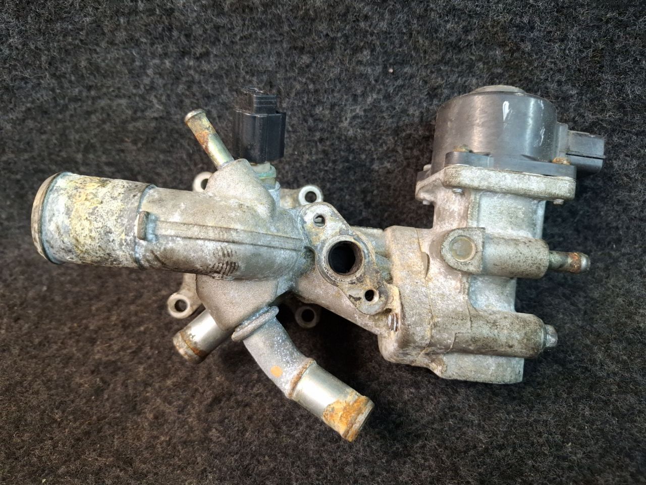 фланец (тройник) системы охлаждения Mazda CX-7 1 поколение ER 2008, 2.3 л., L3-VDT, бензин, АКПП, голубой/30s, полный привод, L3K91517Z - фото №1