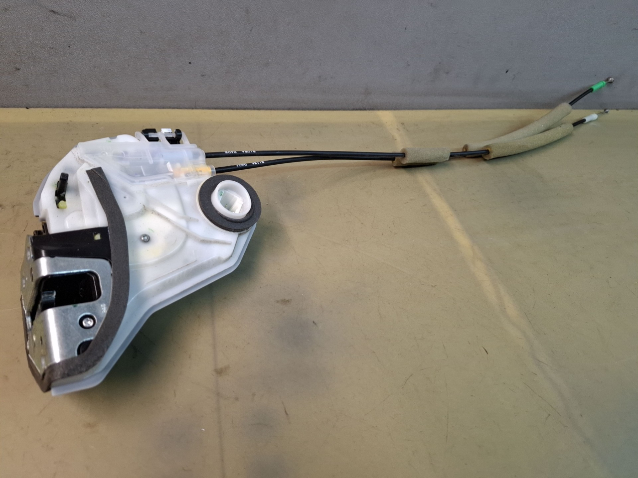 замок двери задней правой Subaru Impreza 5 поколение (GK/GT) 2019, 2.0 л., бензин, вариатор, серый, седан, полный привод - фото №1