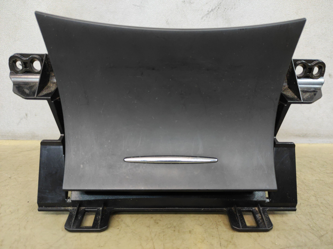 бардачок Suzuki Kizashi 1 поколение 2012, 2.4 л., J24B, бензин, АКПП, красный, седан, полный привод, 7389057L01, GN69103810 - фото №1