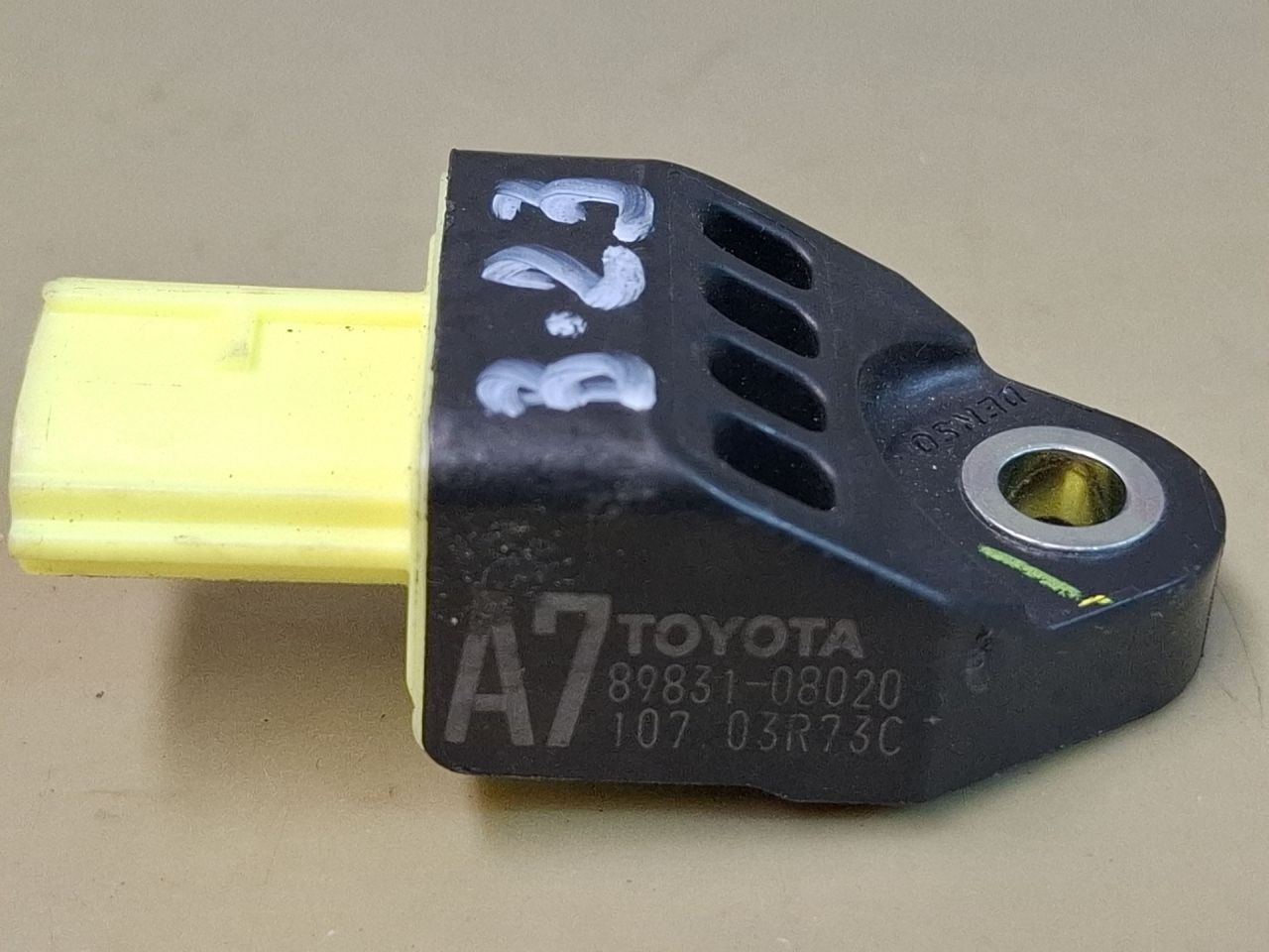 датчик удара Toyota Sienna 3 поколение 2011, 3.5 л., 2GR-FE, бензин, АКПП, серый, передний привод, 8983108020 - фото №1