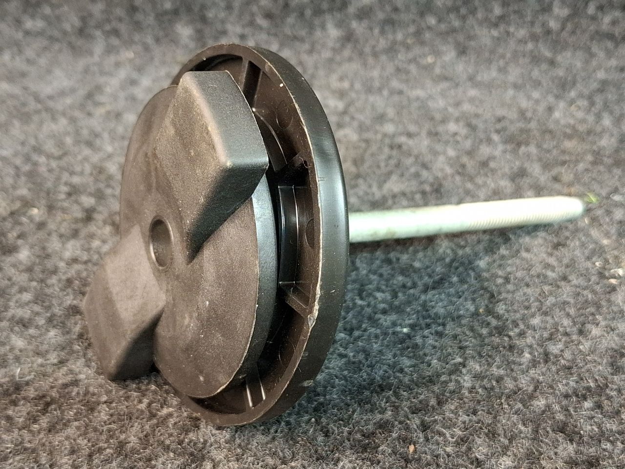 крепление запаски Chevrolet Equinox 3 поколение 2018, 2.0 л., бензин, АКПП, передний привод - фото №1