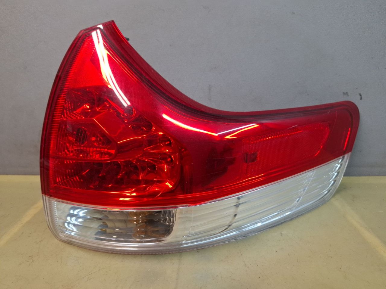 фонарь задний правый Toyota Sienna 3 поколение 2011, 3.5 л., 2GR-FE, бензин, АКПП, серый, передний привод - фото №1