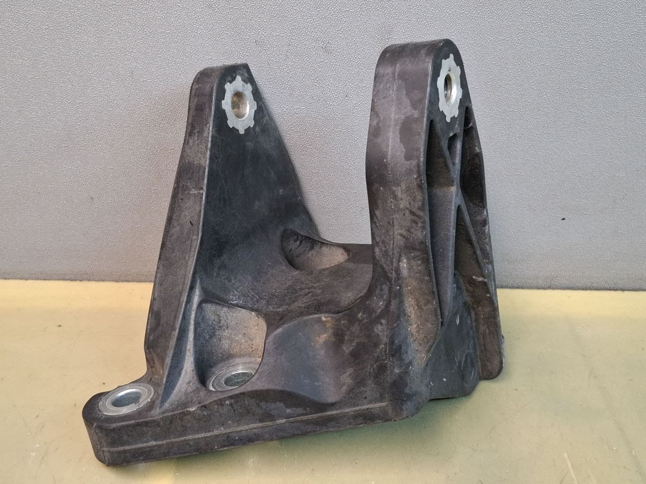 кронштейн двигателя Chevrolet Blazer 3 поколение 2019, 3.6 л., бензин, АКПП, белый, полный привод - фото №1