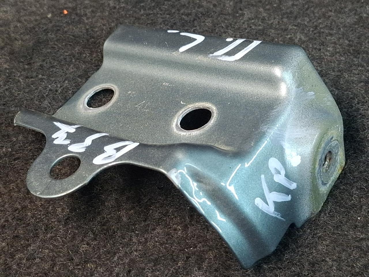 крепление ( кронштейн ) крыла Toyota Camry 7 поколение XV40 2008, 2.4 л., 2AZ-FE, бензин, АКПП, седан, передний привод - фото №1