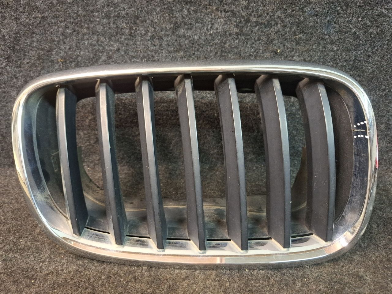 заглушка (решетка) в бампер BMW X5 E70 2008, 3.0 л., дизель, АКПП, серый, внедорожник 5 дв., полный привод, правый руль, 51137171396 - фото №1