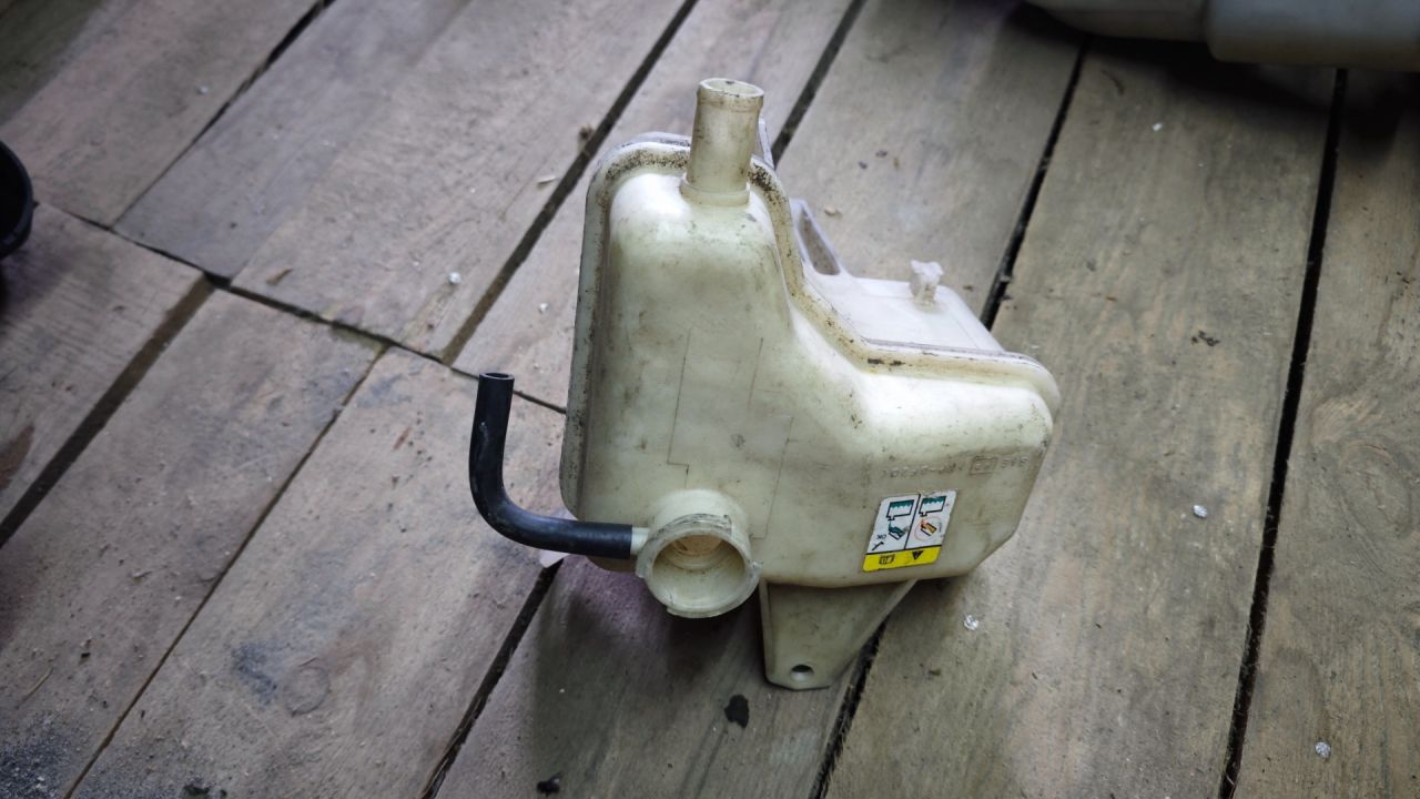 бачок расширительный Ford Escape 1 поколение BA/ZA 2004 - фото №1