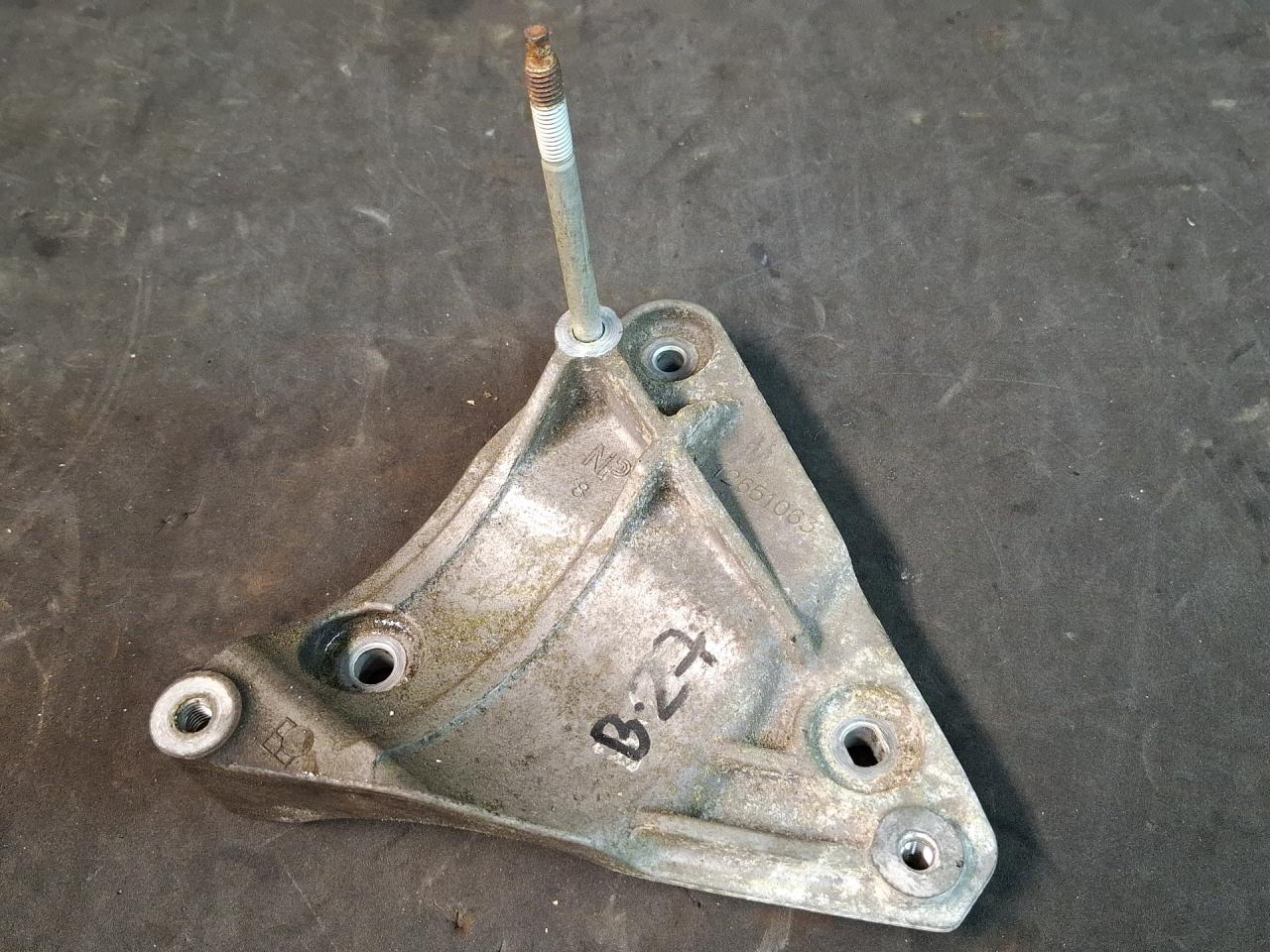 кронштейн компрессора кондиционера GMC Terrain 2 поколение 2020, 1.5 л., бензин, АКПП, серый 464с, передний привод, 12651063 - фото №1