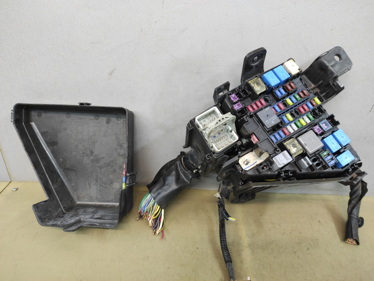 блок предохранителей Subaru Impreza 5 поколение (GK/GT) 2019, 2.0 л., бензин, вариатор, серый, седан, полный привод - фото №1