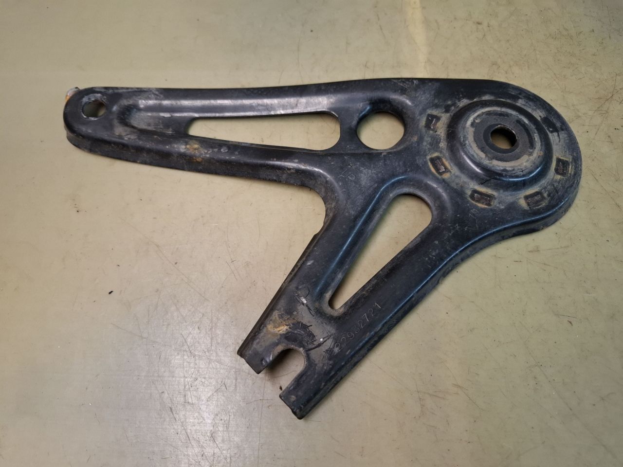 Кронштейн балки Chevrolet Blazer 3 поколение 2019, 3.6 л., бензин, АКПП, белый, полный привод, 22932721 - фото №1