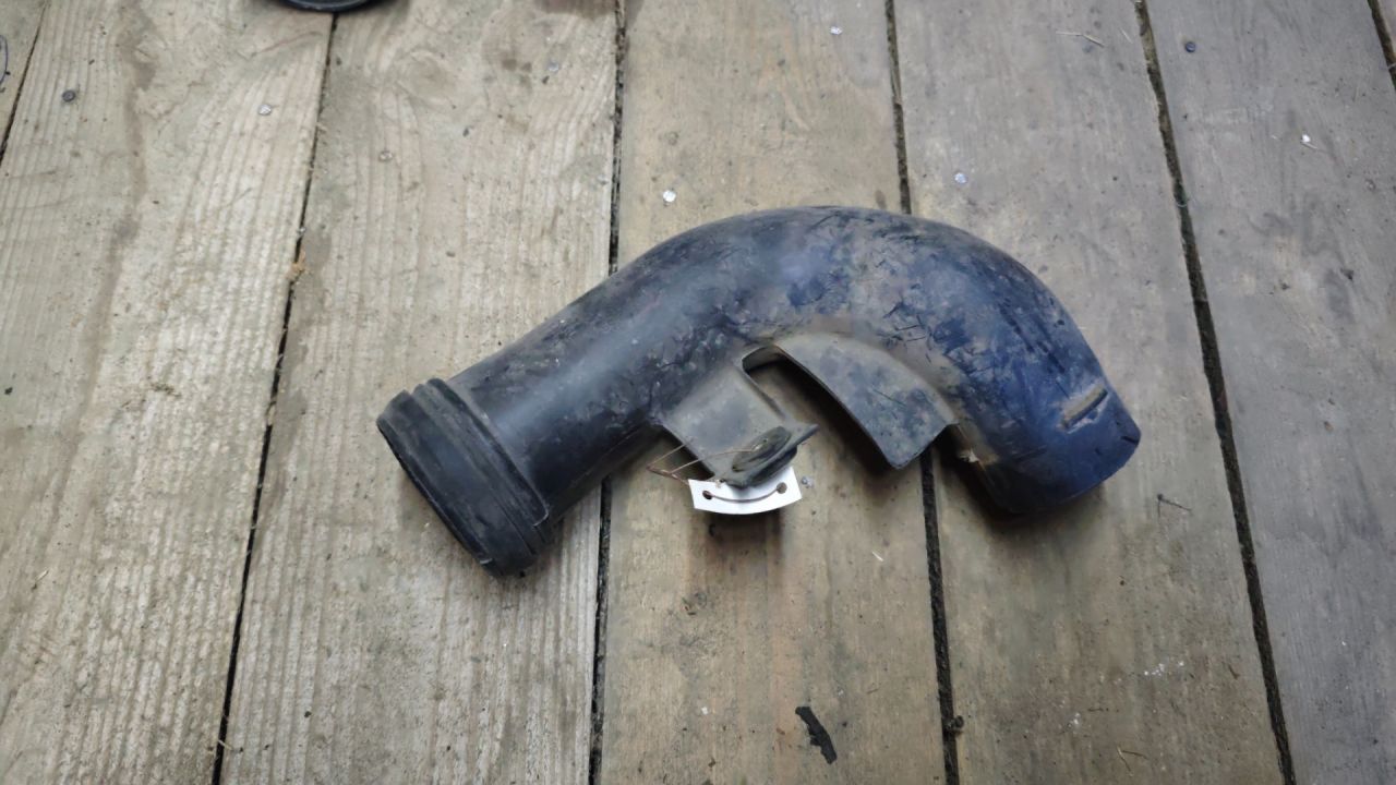 патрубок воздушного фильтра Mazda Millenia 1 поколение 2000, 2.5 л., бензин - фото №1