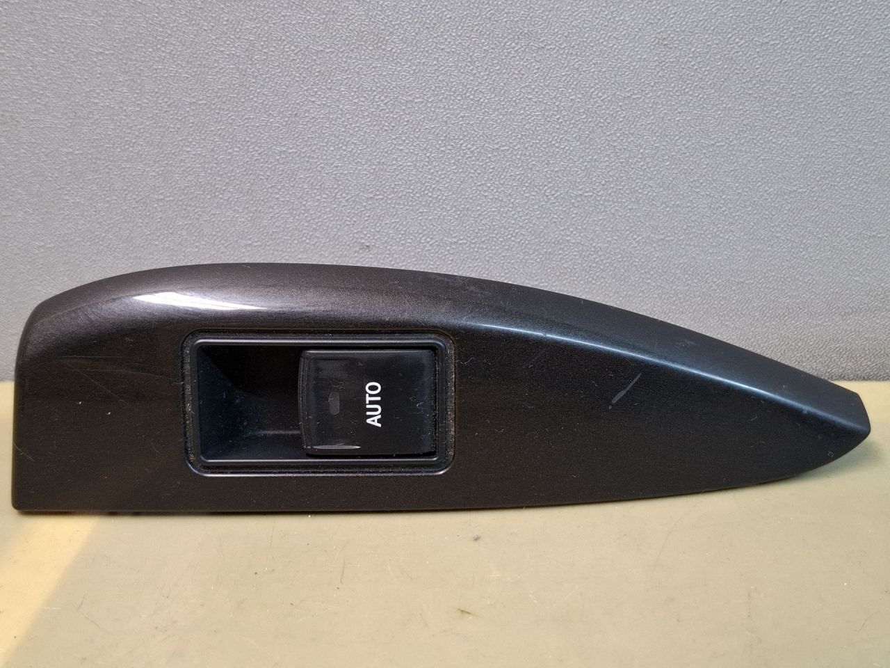 кнопка стеклоподъемника двери Toyota Sienna 3 поколение 2011, 3.5 л., 2GR-FE, бензин, АКПП, серый, передний привод - фото №1