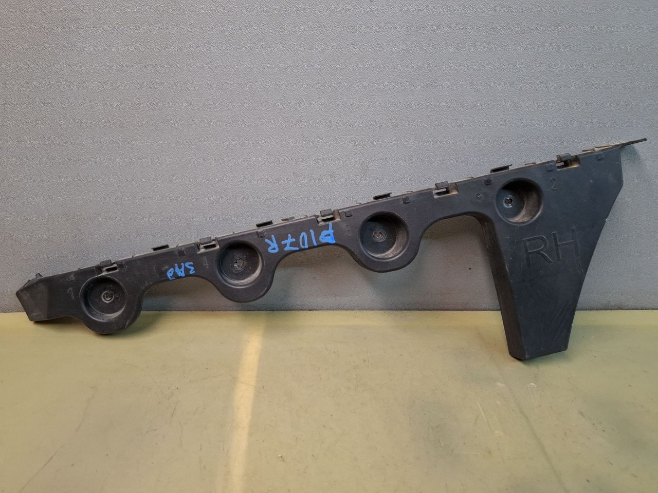 Крепление бампера заднего Chevrolet Equinox 3 поколение 2019, 1.5 л., бензин, АКПП, белый 140х, минивэн, передний привод, 23462453 - фото №1