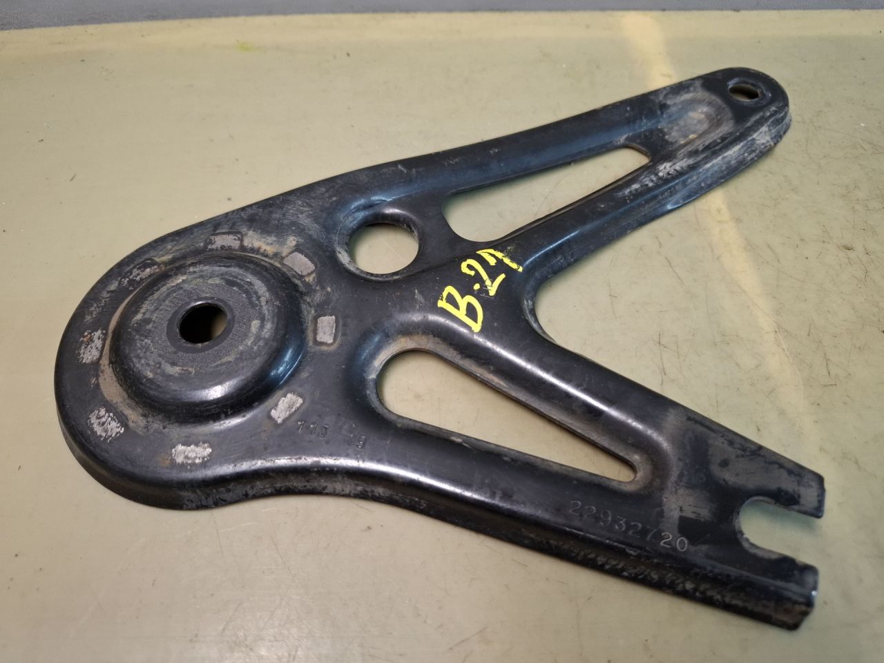 Кронштейн балки Chevrolet Blazer 3 поколение 2019, 3.6 л., бензин, АКПП, белый, полный привод, 22932720 - фото №1