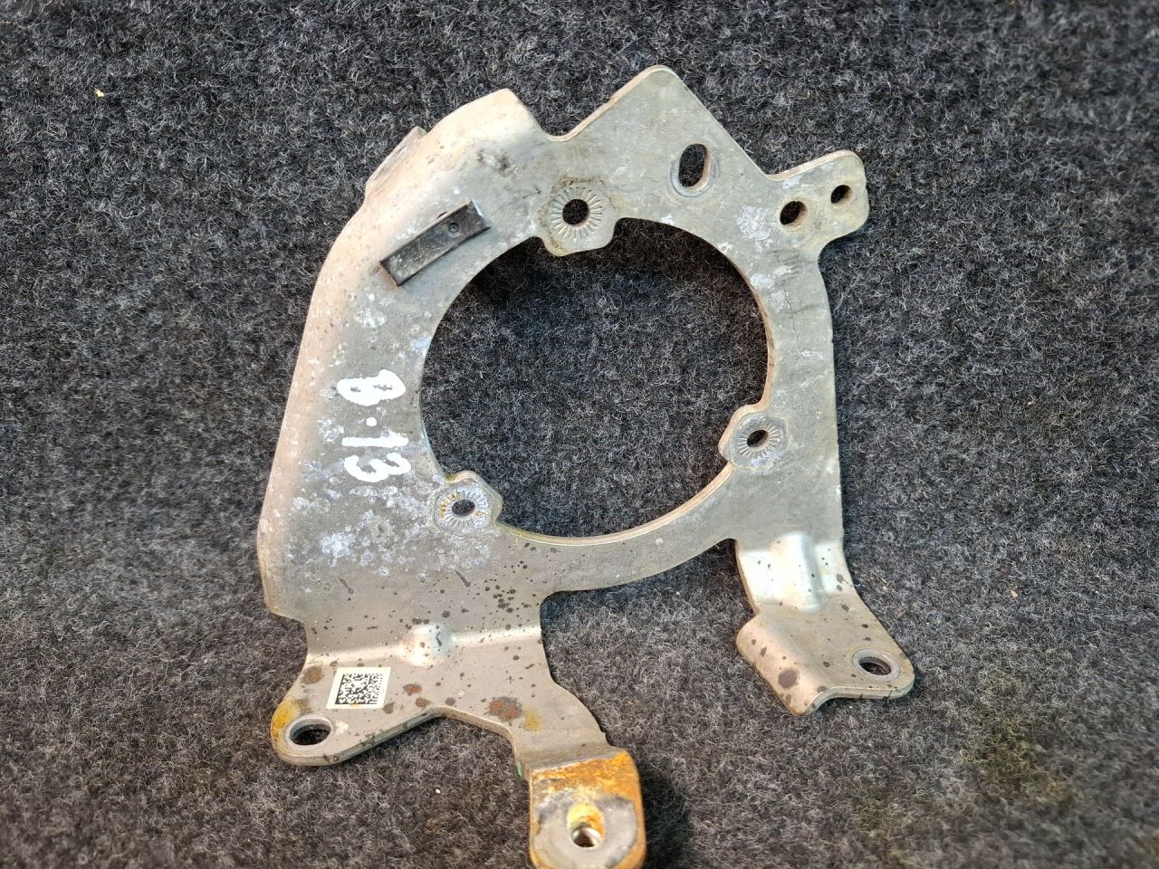 кронштейн (крепление) Volkswagen Jetta 7 поколение 2021, 1.4 л., бензин, АКПП, серый, передний привод, 04E131085D - фото №1