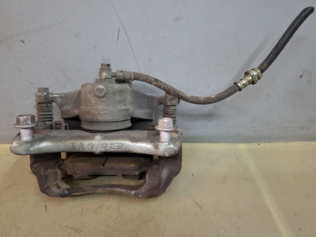 суппорт передний правый Mazda 3 3 поколение 2016, 2.0 л., PEY4, бензин, МКПП, 0570885W3 - фото №1