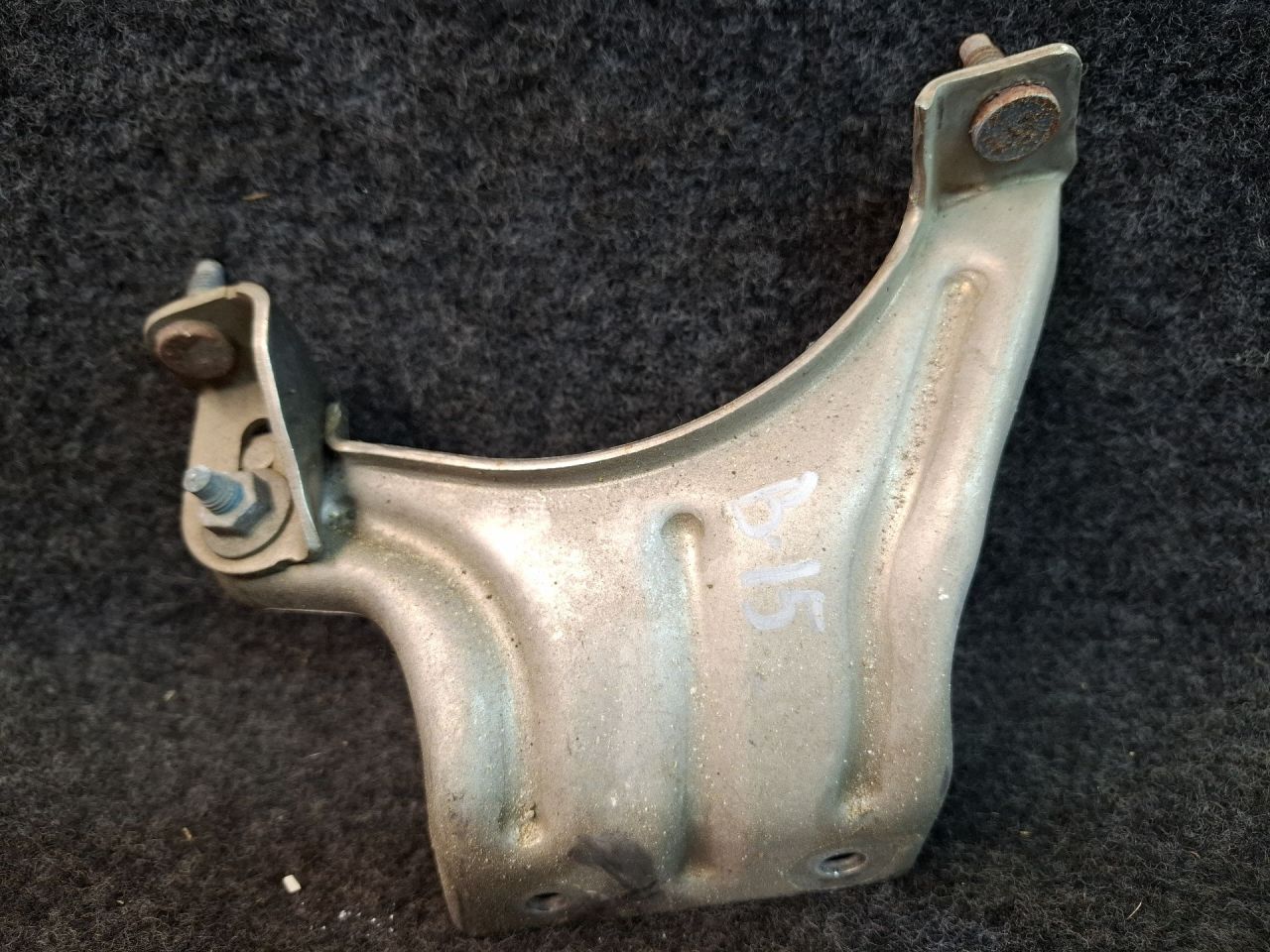 кронштейн глушителя Volkswagen Jetta 7 поколение 2019, 1.4 л., бензин, АКПП, серый, передний привод, 5Q0253461Q - фото №1