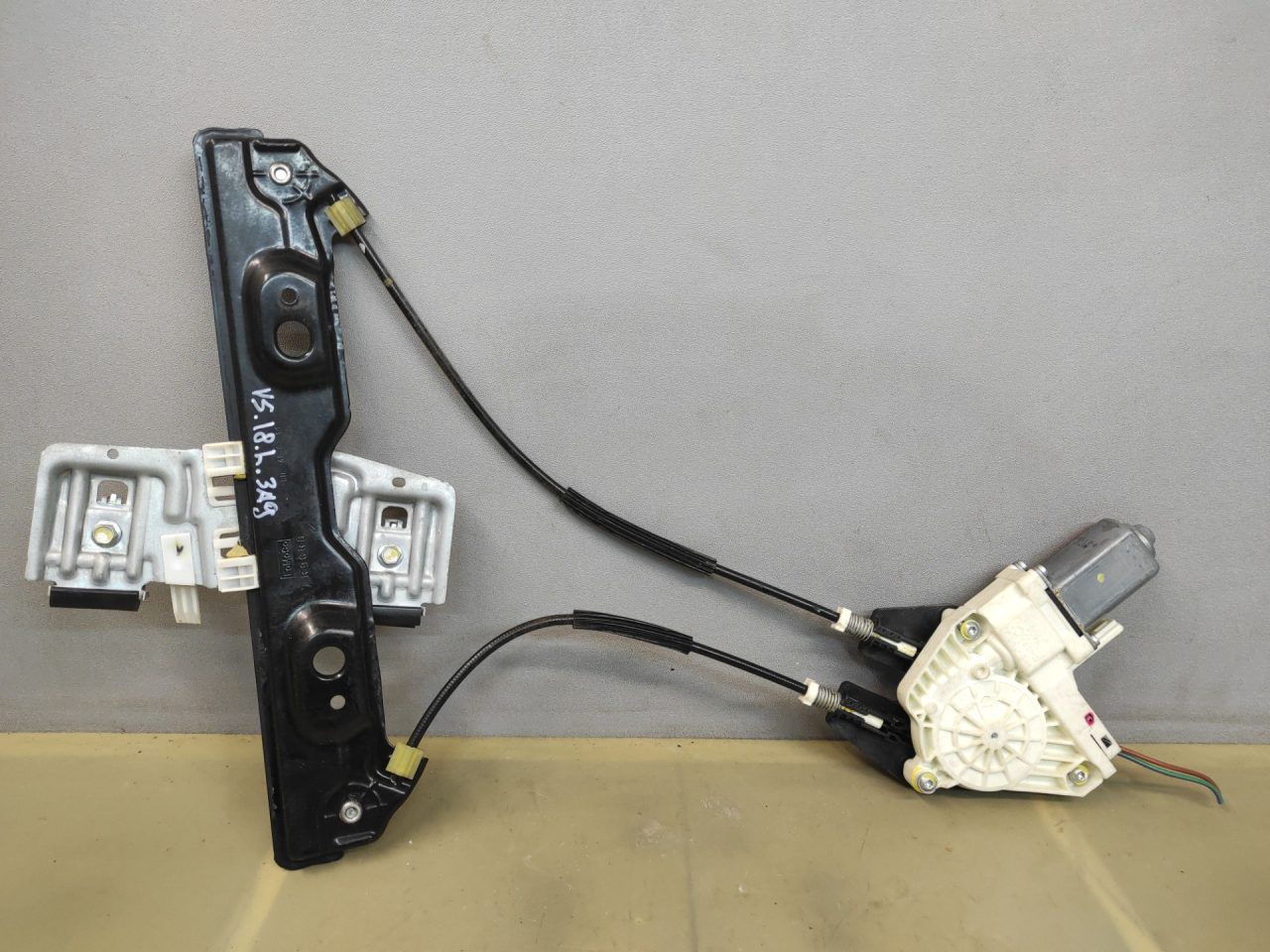 стеклоподъемник задний левый Ford Fiesta 6 поколение 2012, 1.6 л., бензин, хетчбэк 5 дв., передний привод - фото №1