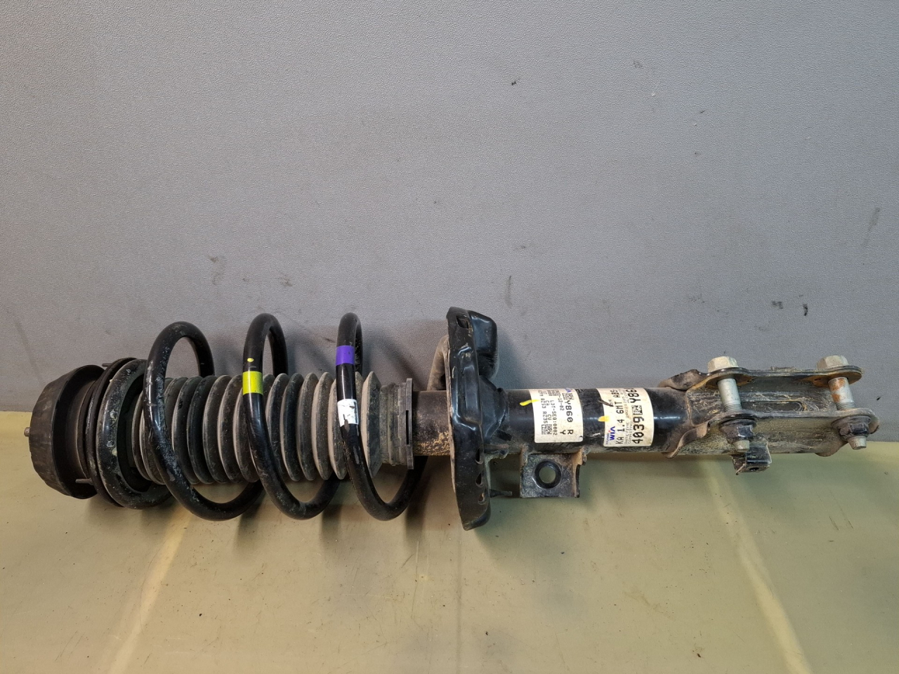 амортизатор передний правый Kia Stonic 1 поколение 2022, 1.4 л., G4LC, бензин, МКПП, передний привод, 4039Y860, Y860 - фото №1