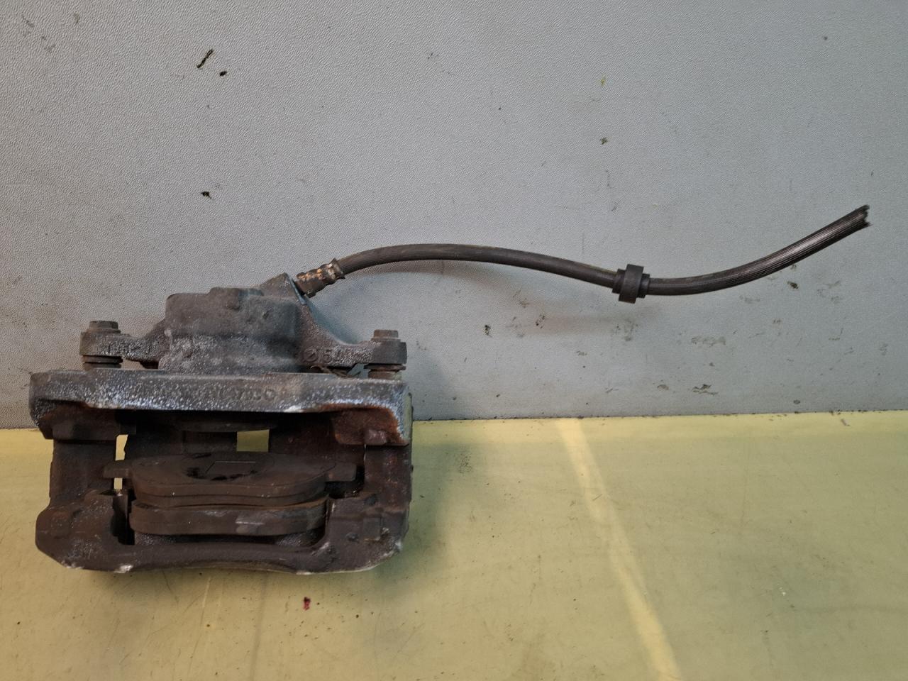 суппорт передний правый Peugeot 2008 1 поколение 2014, 1.6 л., бензин, АКПП - фото №1