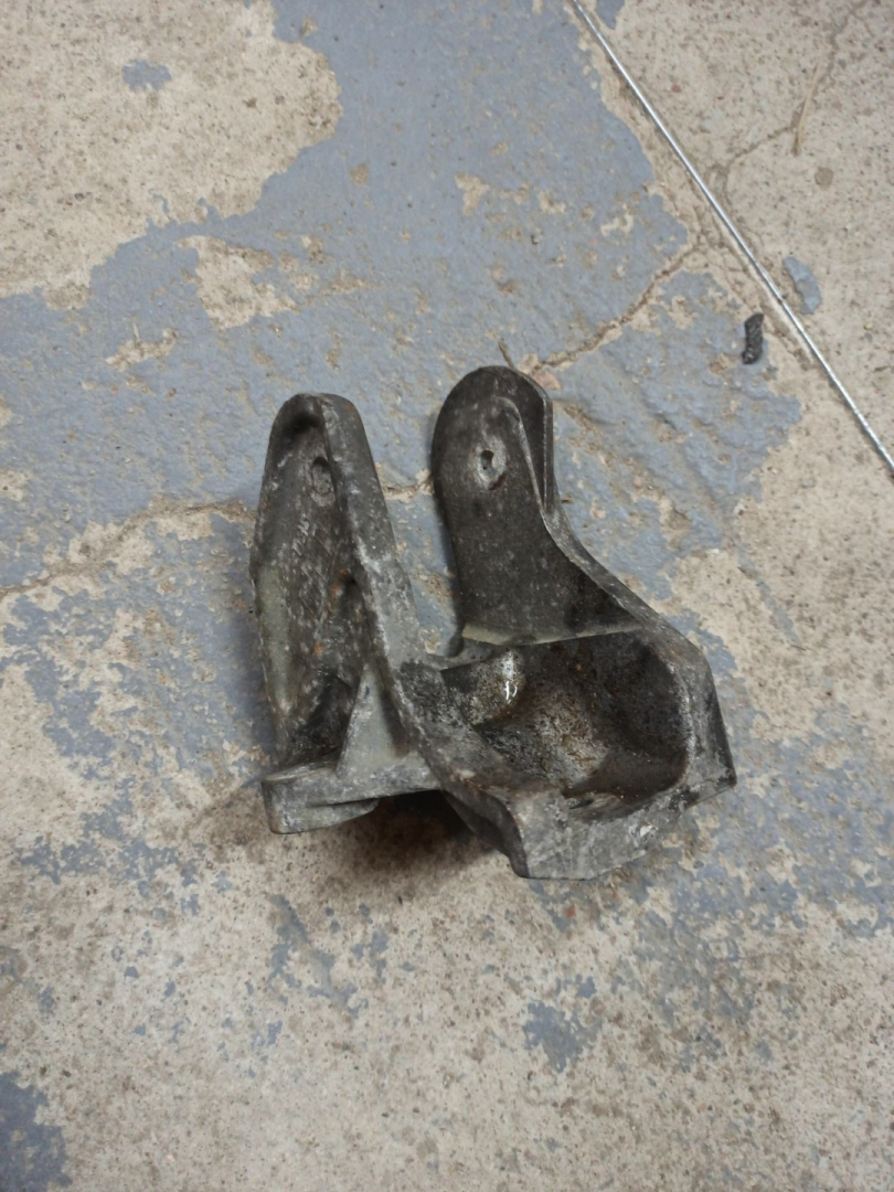 кронштейн (крепление) Mitsubishi Outlander 2 поколение 2007, 3.0 л., i, 6B31, бензин, АКПП, серебристый, внедорожник 5 дв., передний привод - фото №1