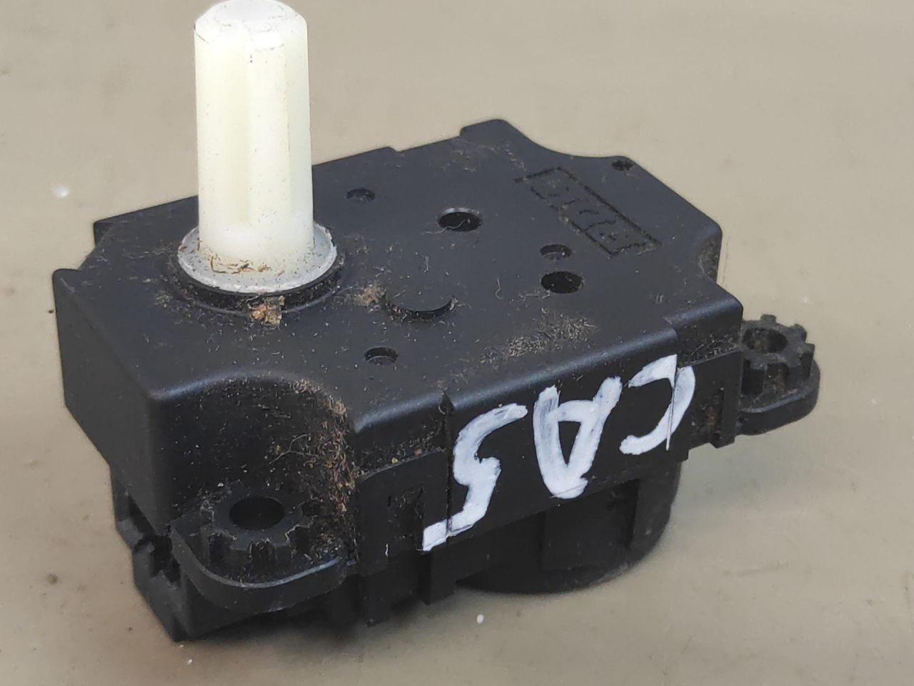 моторчик заслонки печки Mitsubishi Outlander 2 поколение 2008, 3.0 л., i, 6B31, бензин, красный, внедорожник 5 дв., полный привод, CSA512T010, VHB3030005A - фото №1