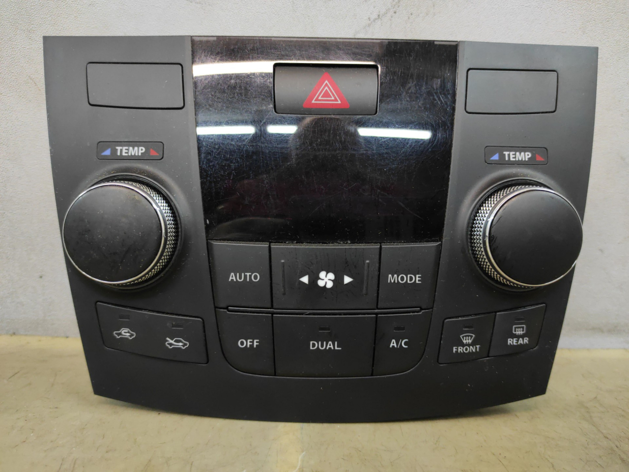 блок управления печки / климат-контроля Suzuki Kizashi 1 поколение 2012, 2.4 л., J24B, бензин, АКПП, красный, седан, полный привод, 3951057L80, 3951057L8 - фото №1