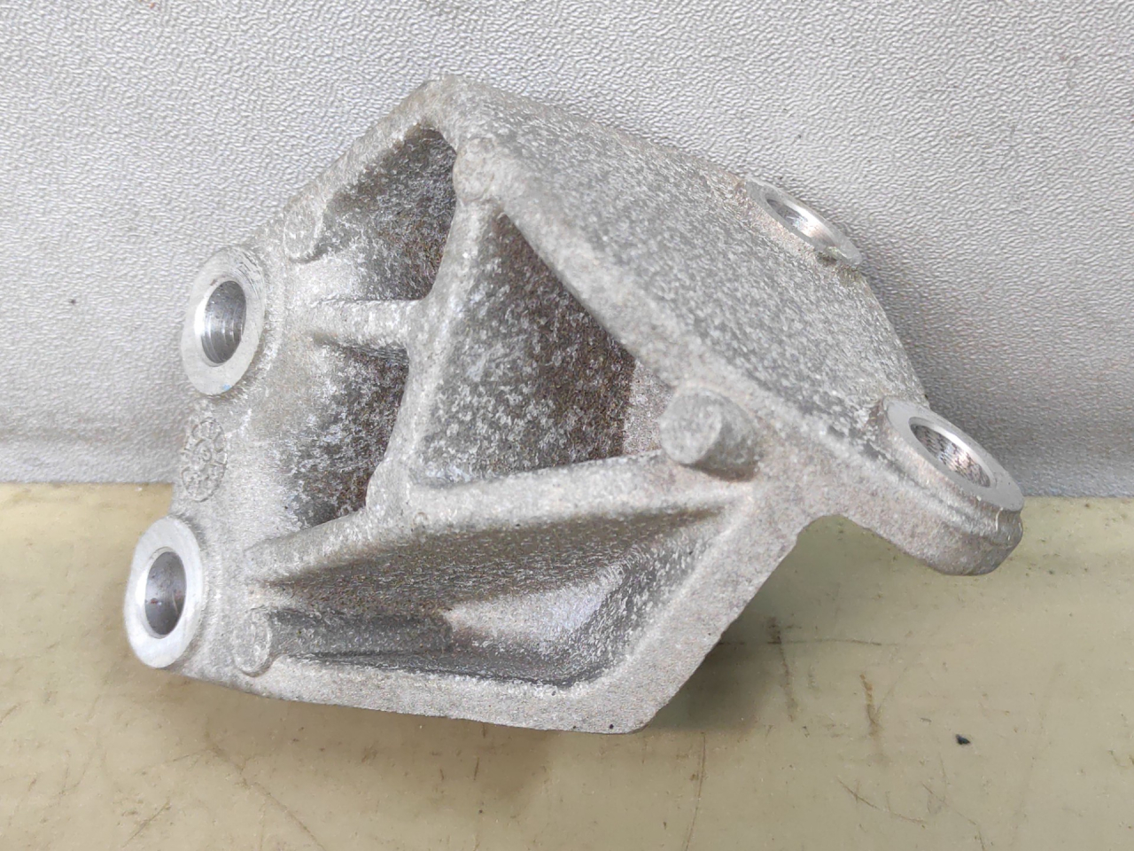 кронштейн раздаточной коробки Ford Escape 4 поколение CX482 2021, 2.5 л., гибрид, АКПП, внедорожник 5 дв., полный привод, LX677B664DA - фото №1