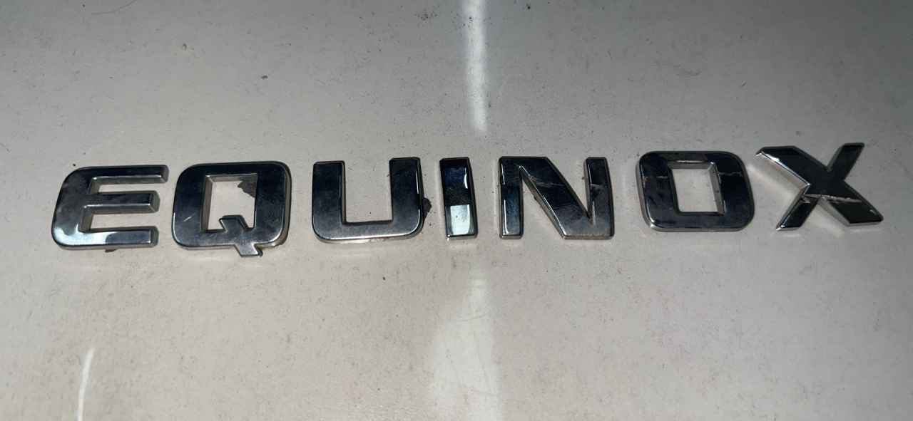 эмблема Chevrolet Equinox 3 поколение 2018, 1.5 л., бензин, АКПП, серый 139х, минивэн, передний привод - фото №1