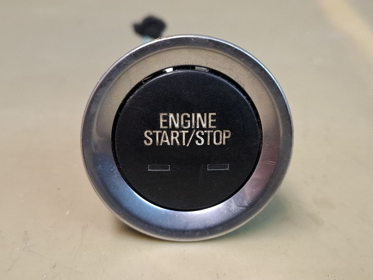 кнопка запуска двигателя Chevrolet Equinox 3 поколение 2018, 1.5 л., бензин, АКПП, серый/441b, полный привод, 23132462 - фото №1