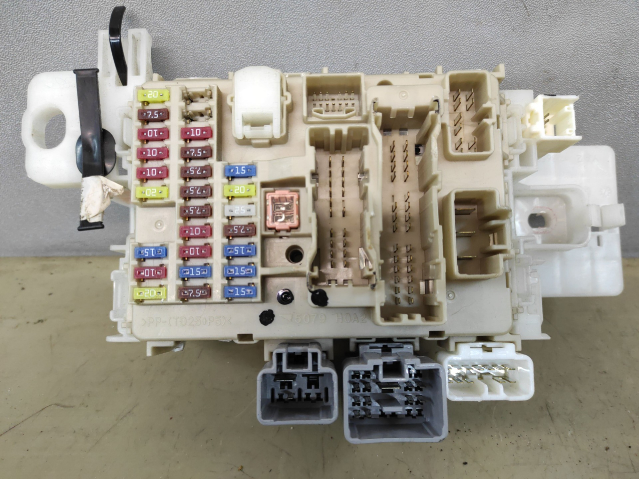 блок предохранителей Suzuki Kizashi 1 поколение 2012, 2.4 л., J24B, бензин, АКПП, красный, седан, полный привод, 00261K09, 57L01694 - фото №1