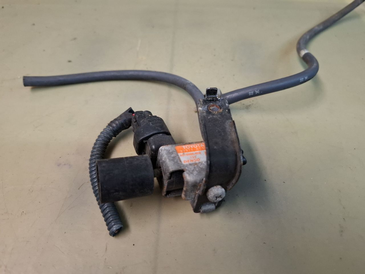 электромагнитный клапан Toyota Sienna 3 поколение 2011, 3.5 л., 2GR-FE, бензин, АКПП, серый, передний привод, 90910AC002 - фото №1