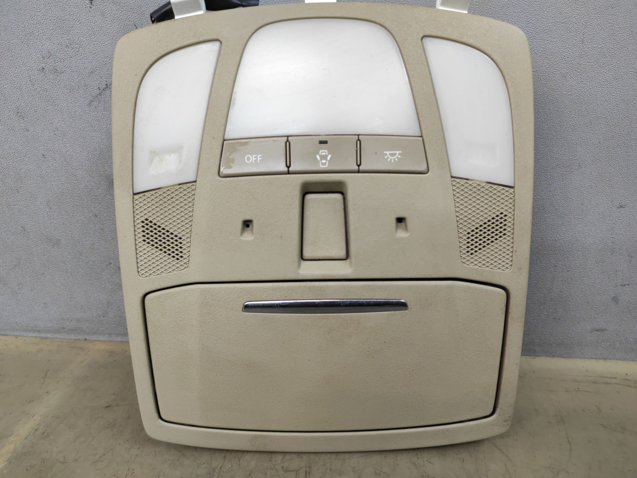 фонарь салона (плафон) Suzuki Kizashi 1 поколение 2012, 2.4 л., J24B, бензин, АКПП, красный, седан, полный привод, 7817057L - фото №1