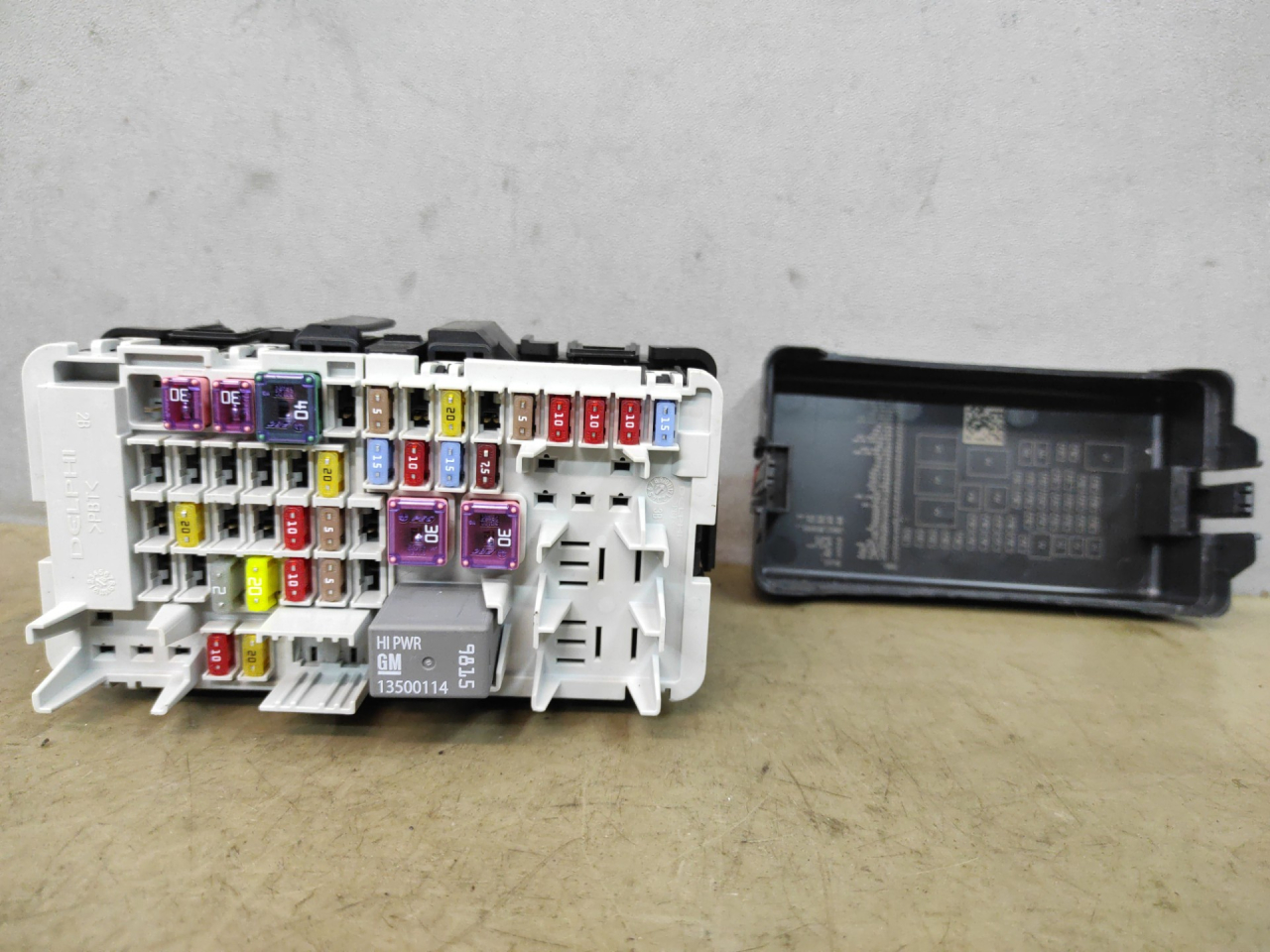 блок предохранителей Chevrolet Equinox 3 поколение 2019, 1.5 л., бензин, АКПП, белый 140х, минивэн, передний привод, 3504878801, 35048788 - фото №1